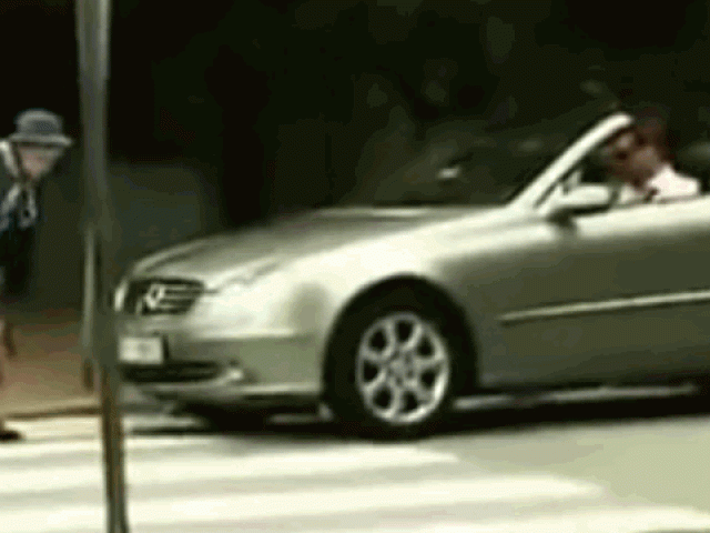 Clip Eva - Bị bấm còi khi sang đường, cụ bà nổi điên đập ô tô bung túi khí