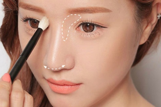 Vẽ chân mày cũng giúp định hình rất tốt cho tổng thể gương mặt.