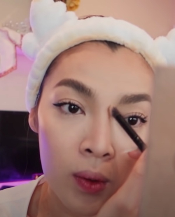 Hoa hậu Trân Đài vừa make up vừa chia sẻ vì mũi tự nhiên nên sẽ phải chú ý trang điểm phần mũi nhiều hơn cho sống mũi cao hơn.