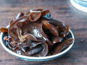 Bếp Eva - Ngâm mộc nhĩ dùng nước sôi hay lạnh? Nhiều người làm sai bảo sao vừa lâu vừa mất chất