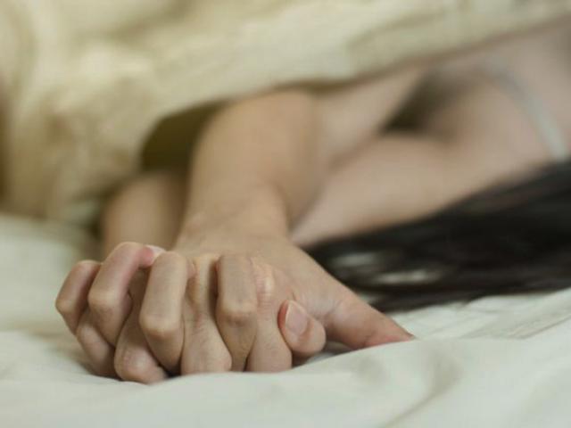 Đi ăn trộm phát hiện cô chủ nhà từ phòng tắm bước ra, gã đàn ông gây chuyện động trời