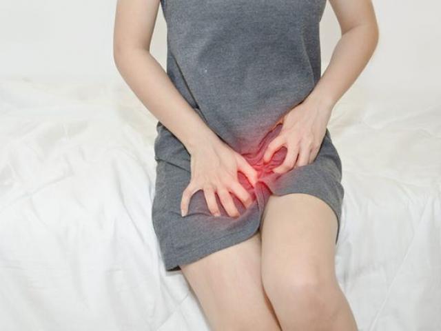 Quần lót luôn ẩm ướt, bác sĩ phụ khoa nhắc nhở 3 tình trạng này chị em cần đi khám gấp