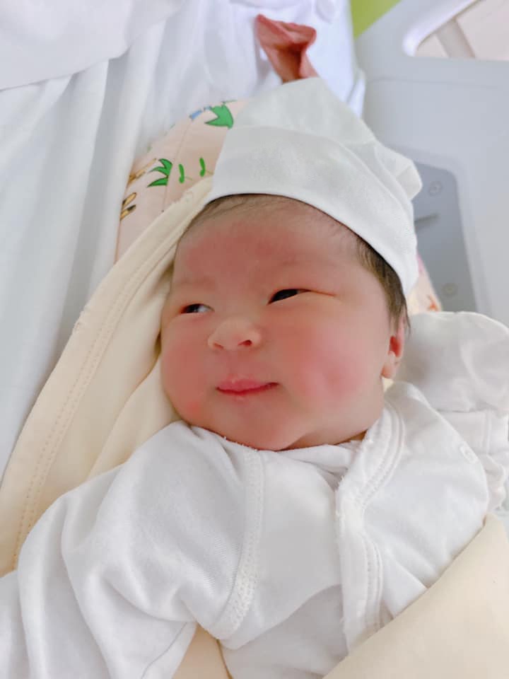 Chị gái là MC nổi tiếng của Hòa Minzy sinh con, bé ra đời có má lúm yêu hết nấc - 3