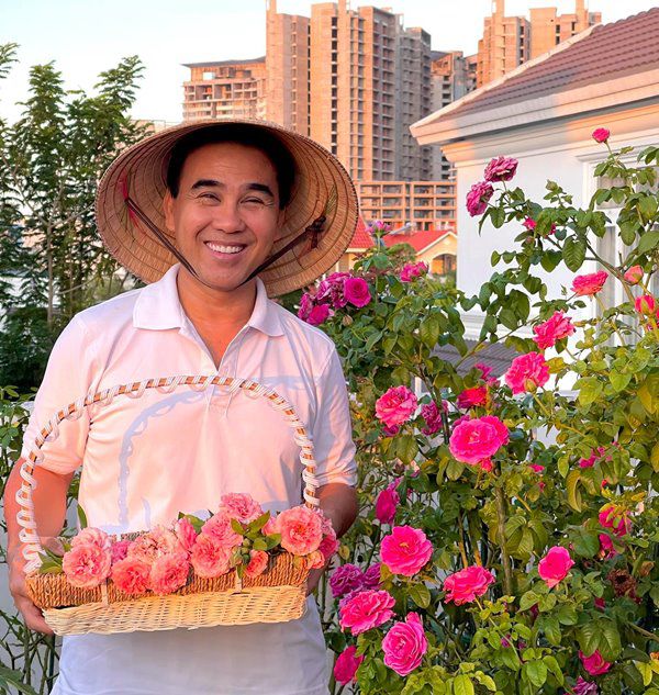 MC Quyền Linh ở nhà nghỉ dịch, đi dép tổ ong tưới cây, lên sân thượng hái hoa cho vợ - 1