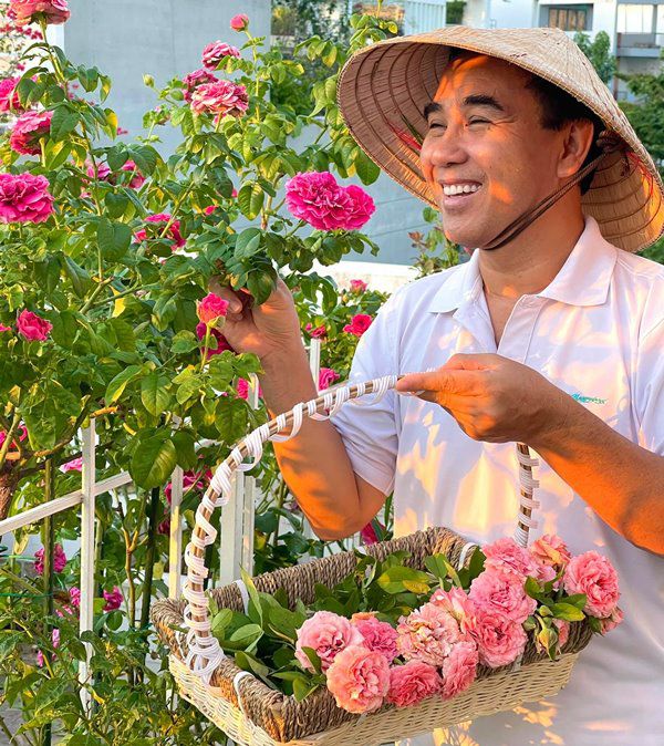MC Quyền Linh ở nhà nghỉ dịch, đi dép tổ ong tưới cây, lên sân thượng hái hoa cho vợ - 3