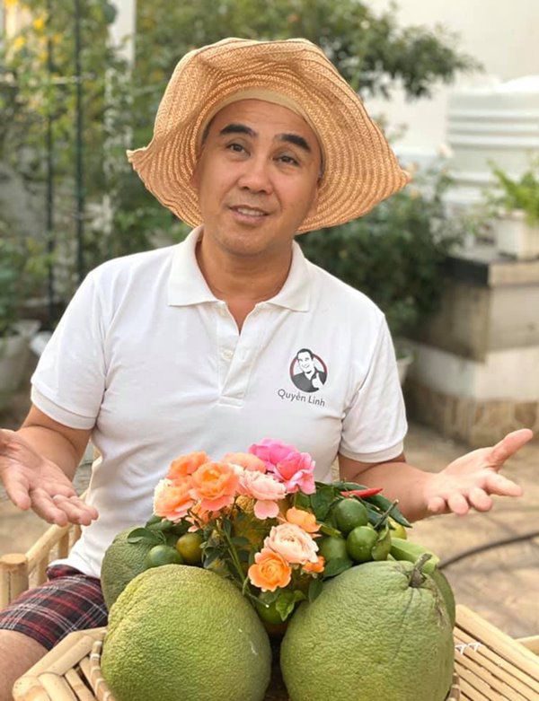 MC Quyền Linh ở nhà nghỉ dịch, đi dép tổ ong tưới cây, lên sân thượng hái hoa cho vợ - 9