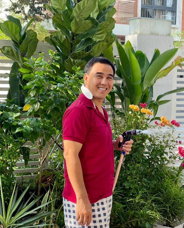 MC Quyền Linh ở nhà nghỉ dịch, đi dép tổ ong tưới cây, lên sân thượng hái hoa cho vợ - 5