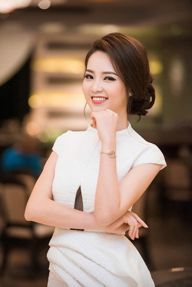 Thụy Vân đeo đồng hồ 450 triệu đồng.