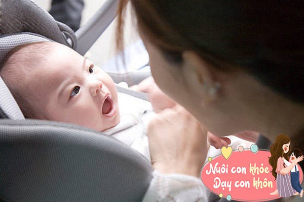 Trẻ sơ sinh nằm một chỗ có cảm thấy buồn chán không? Chuyên gia mách cách nhận biết - 9