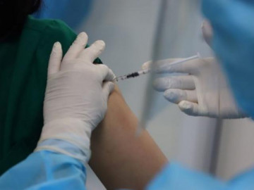 Tiêm xong vắc xin phòng COVID-19 phải bị “hành” mới tốt? Chuyên gia nói gì?