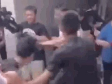 Clip: Chú rể nổi điên, lao vào đánh nhà gái ngay trong đám cưới