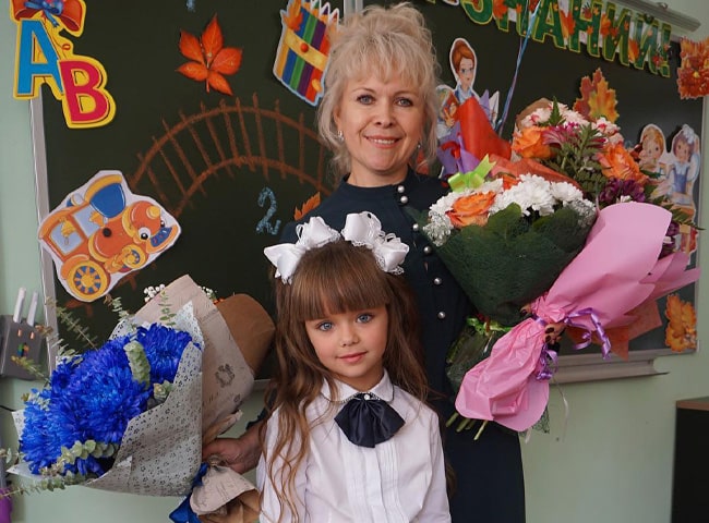 ‘Búp bê Nga đẹp nhất thế giới’ làm bố mẹ phát hoảng vì fan sau 5 năm nổi tiếng - 6