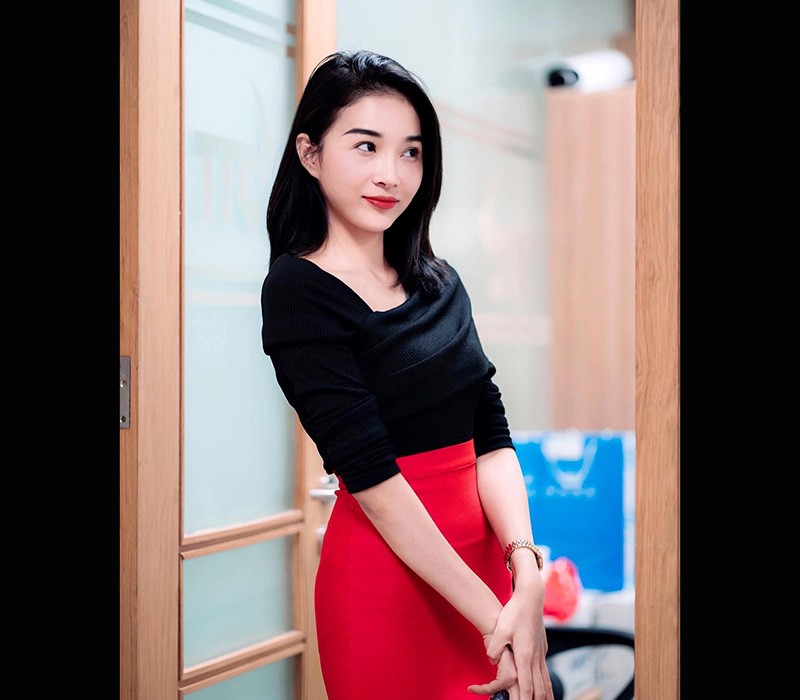 Hoàng Thị Linh sở hữu chiều cao 1,68 m, nặng 50 kg, số đo ba vòng 84-60-90. Cô tốt nghiệp Đại học Luật TP.HCM, Học viện Tư pháp và hiện làm luật sư tại TP.HCM.
