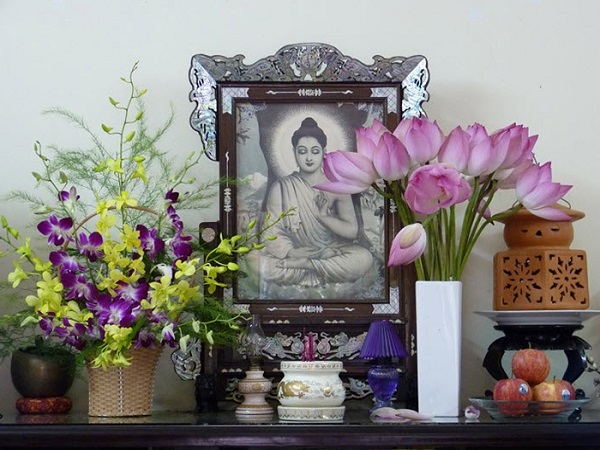 Nhiều gia đình sử dụng hoa Lan để cắm trên bàn thờ