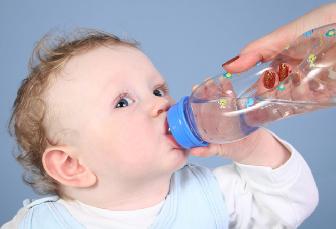 Cho bé uống nước bằng bình giống như bú sữa (Ảnh minh họa)