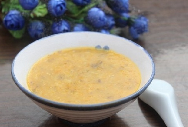 Cháo đậu xanh bí đỏ cho bé ăn dặm