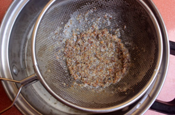 Cua đồng xay nhỏ rồi lọc thật kỹ lấy nước cốt