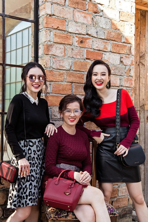 Cô lột xác ngoạn mục nhờ hai cô con gái chăm chút và hướng dẫn cách làm đẹp hiện đại.