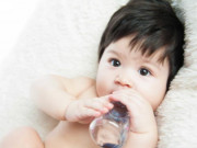 Làm mẹ - Có nên cho trẻ sơ sinh uống nước và bé mấy tháng thì uống được nước?