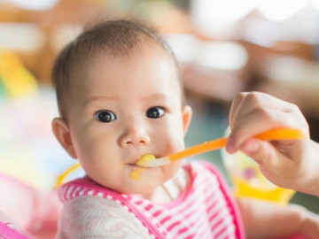 Trẻ ăn dặm bị táo bón phải làm sao và thực đơn ăn dặm cho bé