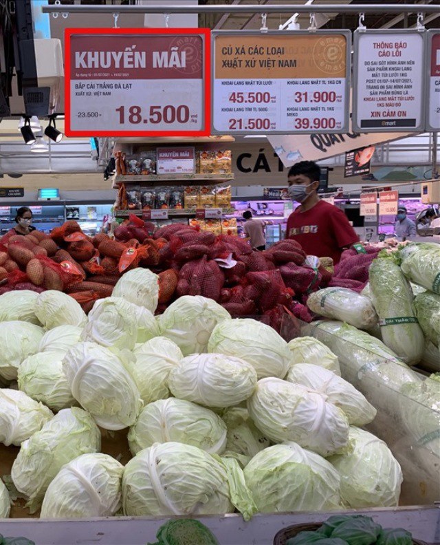 Tại siêu thị này, bắp cải Đà Lạt đang có giá khuyến mãi 18.500 đồng/kg.