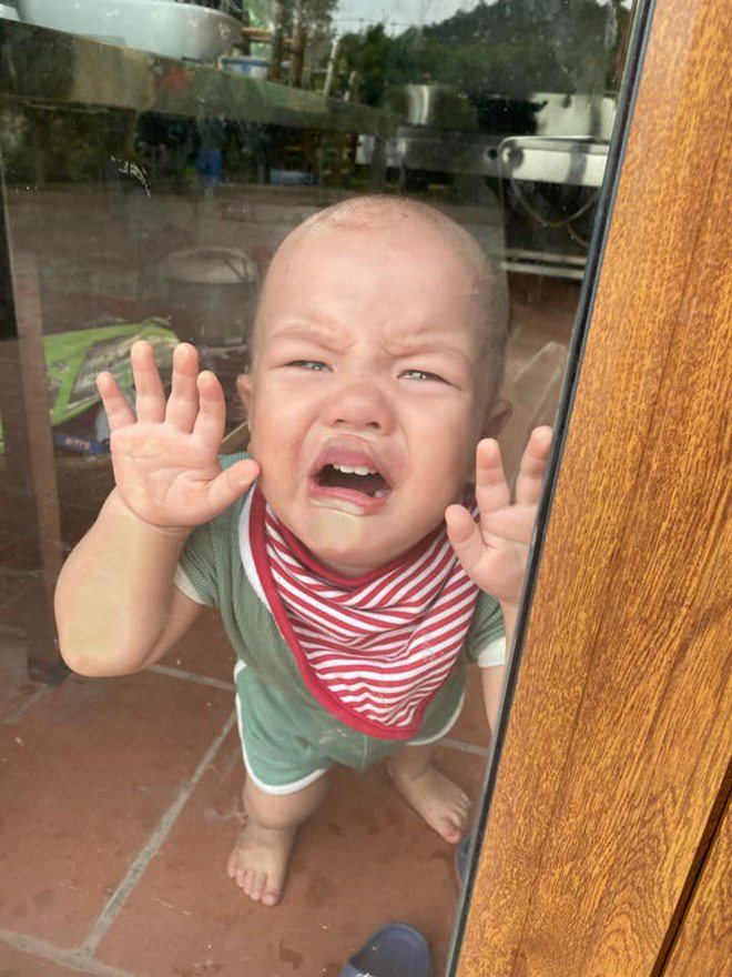 Cô đính kèm hình ảnh hài hước khi khóc lóc của cậu con trai.