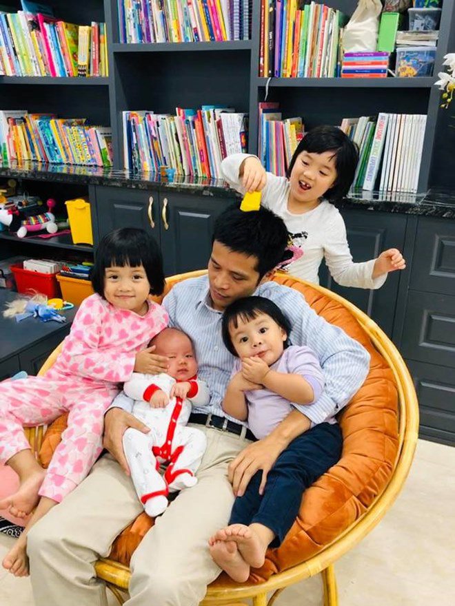 Ông xã Minh Trang bên 4 thiên thần nhỏ.