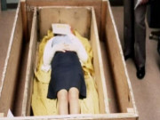 Tin tức - Cô gái bị bắt cóc, nhốt trong quan tài làm nô lệ tình dục 7 năm, yêu luôn hung thủ