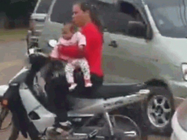 Clip Eva - Clip: Mẹ vừa bế con vừa lái xe băng qua đường và cái kết cực đắng