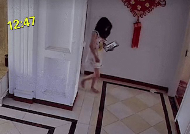 Lén đặt camera trong nhà, mẹ buồn bã khi nhìn kĩ món đồ trong tay con gái cầm cả ngày - 4