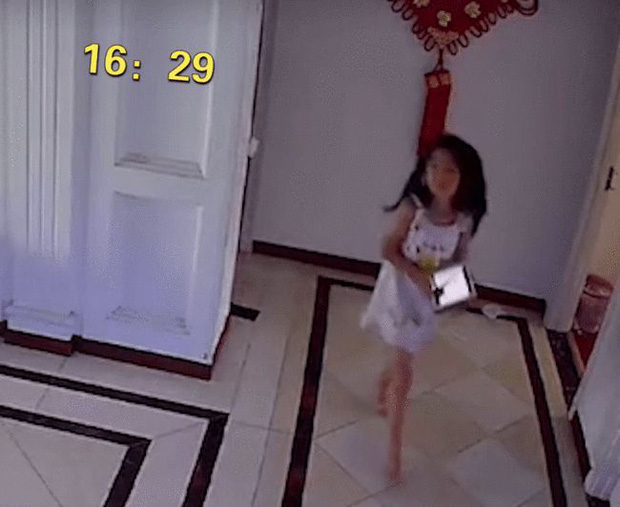 Lén đặt camera trong nhà, mẹ buồn bã khi nhìn kĩ món đồ trong tay con gái cầm cả ngày - 5