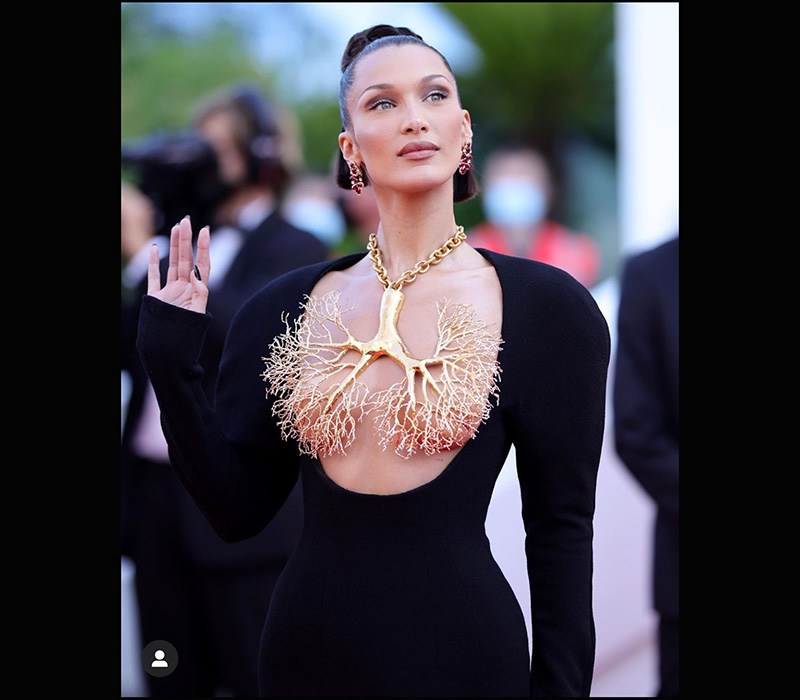 Bella Hadid vừa có màn xuất hiện làm chấn động giới truyền thông, khi diện thiết kế nằm trong bộ sưu tập cao cấp Thu Đông 2021 vừa ra mắt ở Tuần thời trang cao cấp Paris của Schiaparelli.
