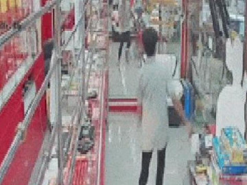  Định bỏ chạy cùng sợi dây chuyền vàng, tên cướp ra tới cửa liền quay lại vì lý do khó đỡ 