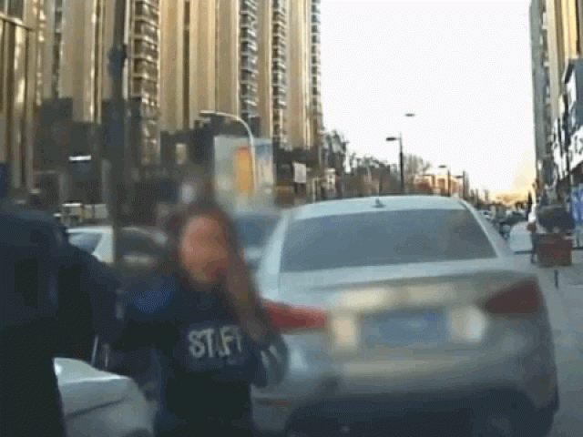 Clip Eva - Liên tục bấm còi, nữ tài xế bị người đàn ông đi bộ đấm tới tấp