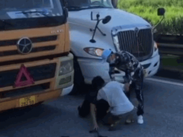 Clip Eva - Clip: Hai tài xế dừng xe, lao vào đánh nhau ngay giữa đường quốc lộ