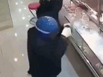  Clip: 2 tên trộm ra sức đập tủ kính cướp vàng và cái kết đầy hài hước 