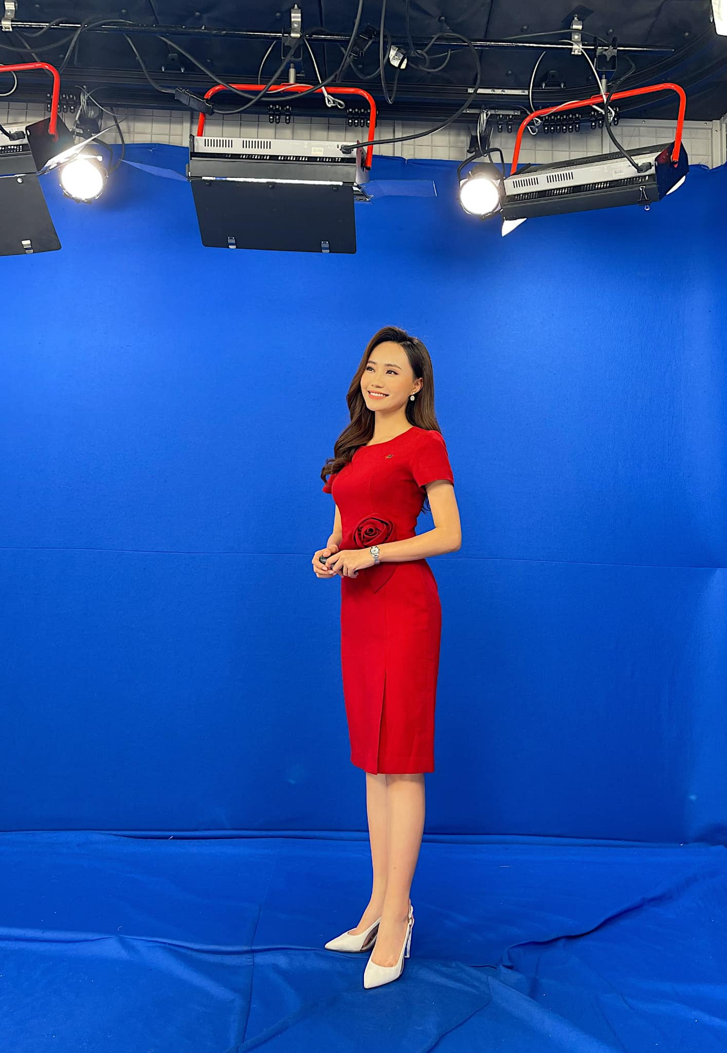 BTV Thời tiết xinh như Hoa hậu dậy từ 4h sáng đi làm, lên tiếng về lương 70 triệu/tháng - 12
