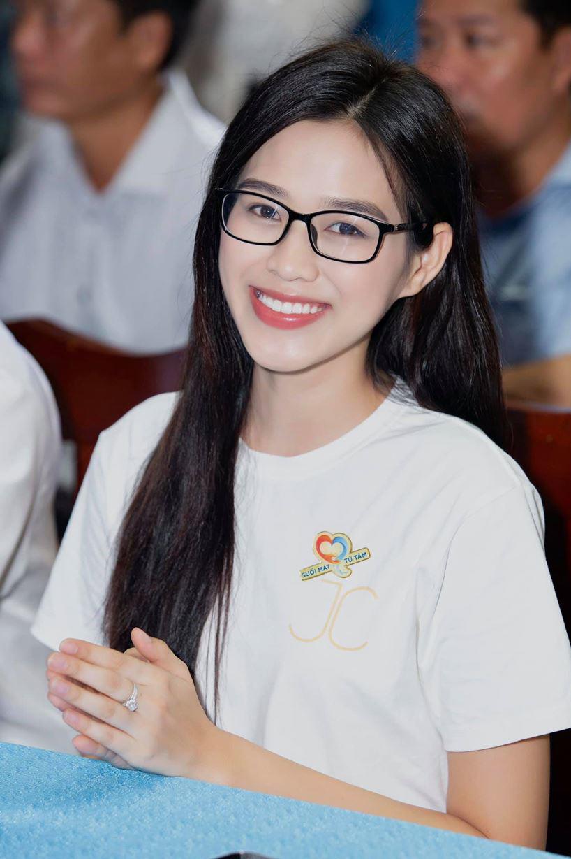 Có được bộ phận đẹp tự nhiên quyết định thần thái gương mặt dịu dàng như thế này, bảo sao Đỗ Thị Hà để mặt mộc hay trang điểm nhẹ nhàng thôi cũng đủ sức thuyết phục.