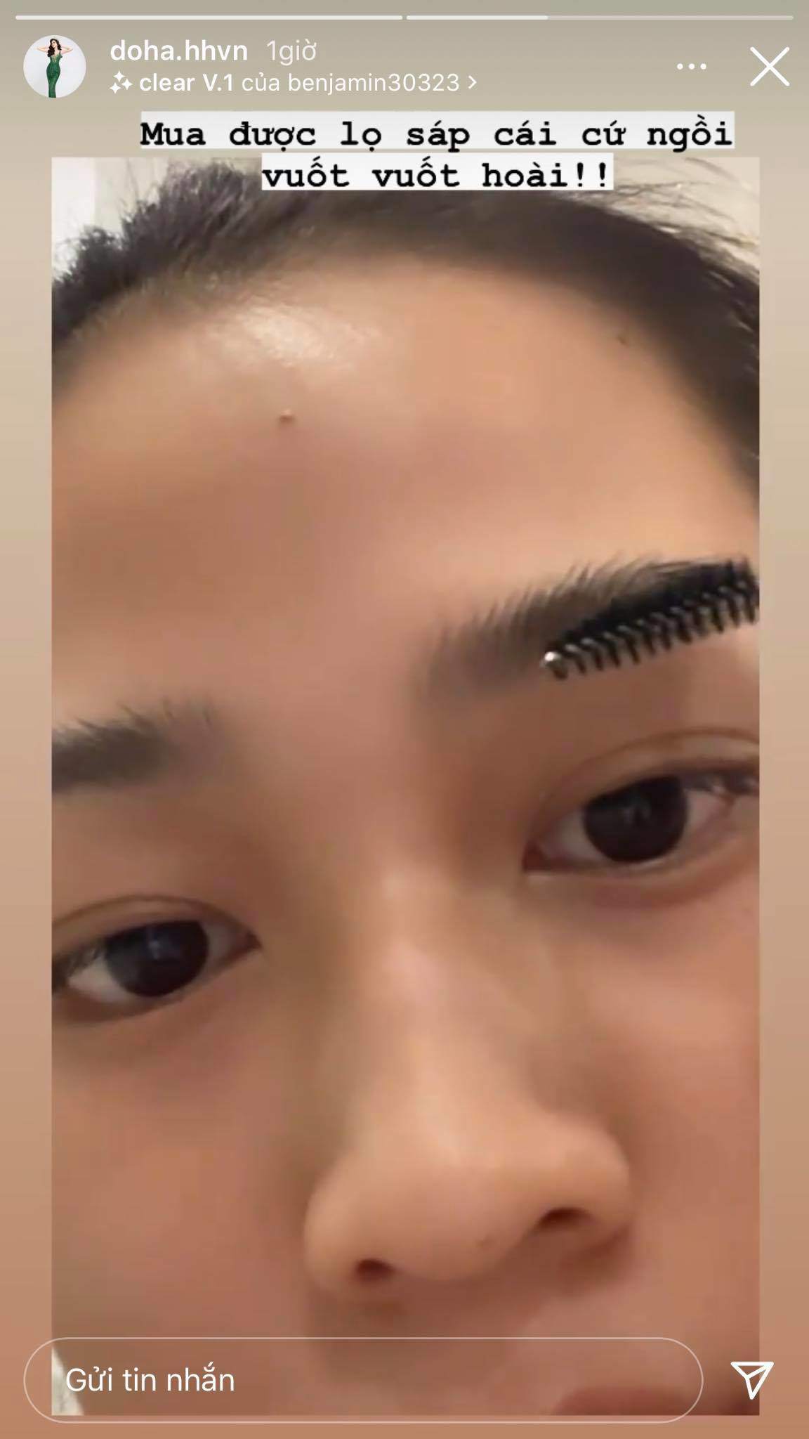 Đỗ Thị Hà cũng hé lộ luôn, nhờ có các sợi lông mọc dài đều nên quá trình make up của cô cũng khá đơn giản khi chỉ cần lọ sáp và chuốt nhẹ vài đường là các sợi mày đã được cố định đẹp đều.