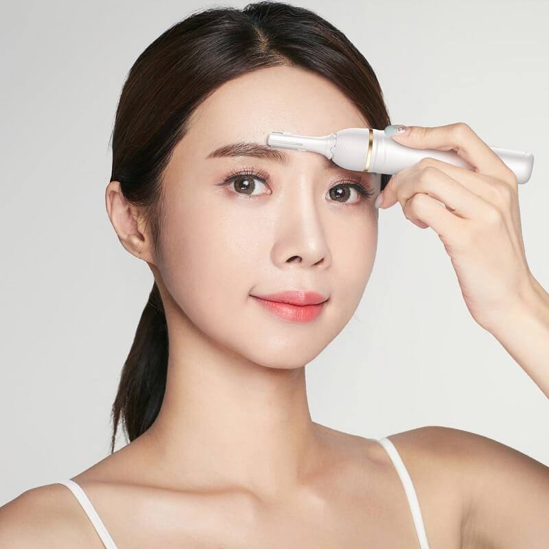 Tất nhiên, bạn cũng cần phải tỉa tót chân mày cho dáng mày vào khuôn nhất định. Từ đó, sẽ chải được mày đẹp đều hơn.