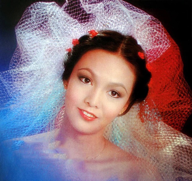 Trịnh Du Linh gây ấn tượng với vẻ đẹp sắc nét.