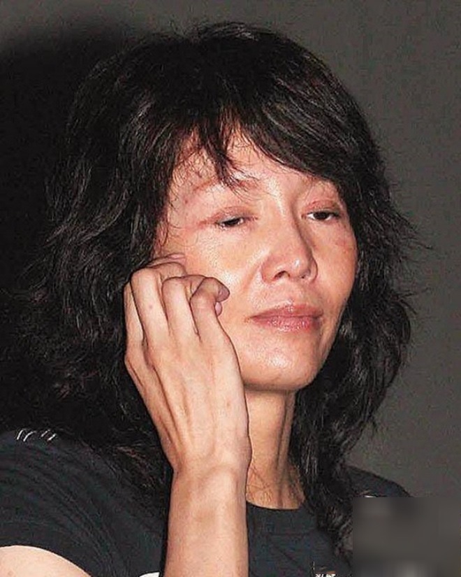 Bà sống cô độc không có ai bên cạnh.