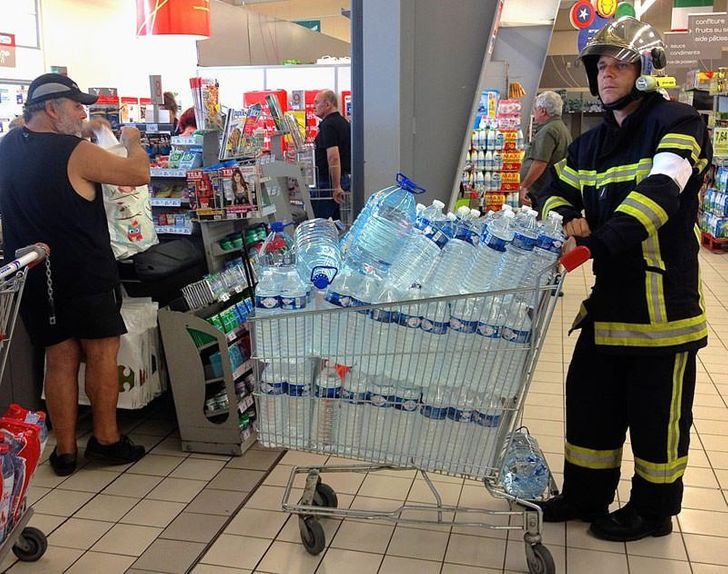 Mọi người nên ưu tiên cho anh chàng lính cứu hỏa này thanh toán trước phải không?