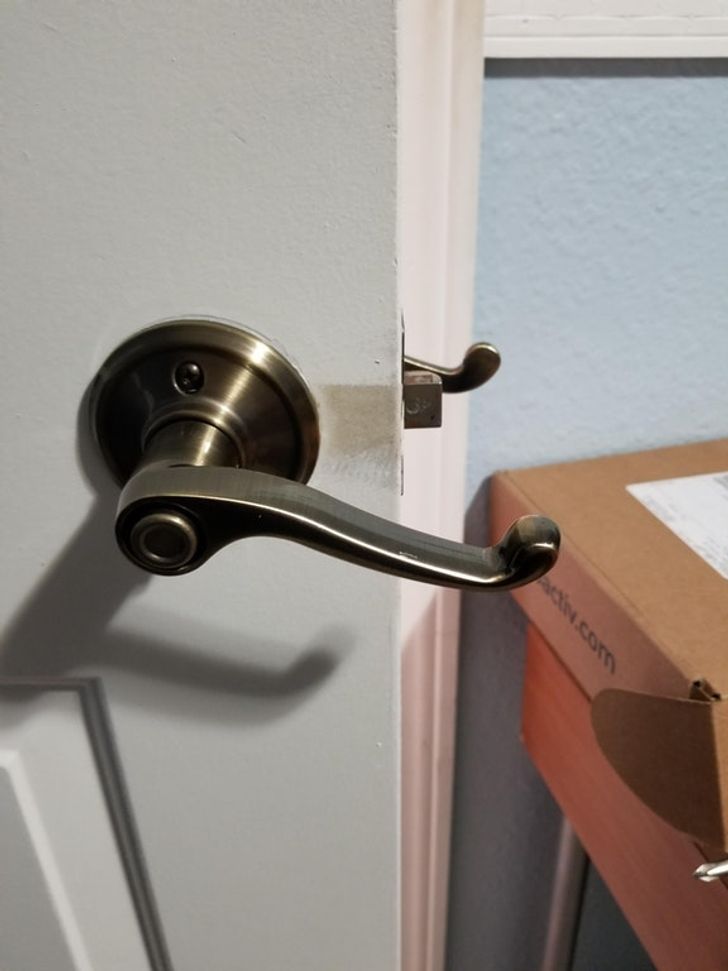 Là cái tay nắm cửa thôi mà, sao phải làm khó nhau đến vậy?