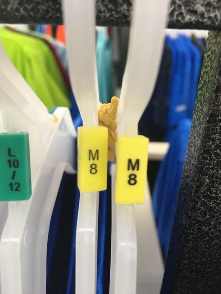 Tìm chỗ vứt bã kẹo khó đến vậy sao?