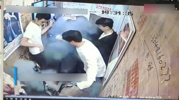 Xe điện phát nổ trong thang máy khiến 5 người bị thương, một em bé 5 tháng tuổi bỏng 75% - 1
