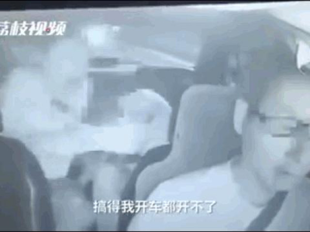 Clip Eva - Clip: Khuyên khách đừng đánh bạn gái, tài xế taxi lĩnh 12 cú tát