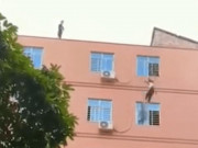 Tin tức - Thót tim cảnh giải cứu bé 15 tuổi nhảy lầu tự tử, sự tình phía sau khiến CĐM phẫn nộ