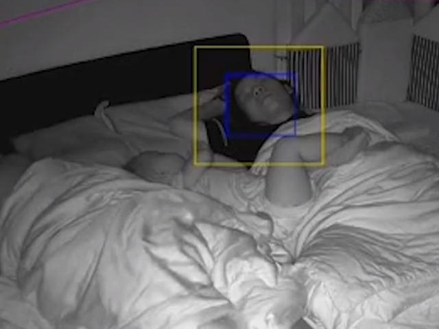 Xem lại camera phòng ngủ lúc nửa đêm, cặp bố mẹ lạnh sống lưng khi thấy cảnh con gặp nguy - 3