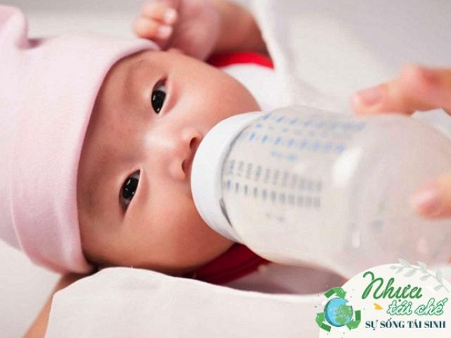 Mối nguy từ bình sữa, bát thìa nhựa âm thầm hại trẻ sơ sinh, chuyên gia mách cách phòng tránh